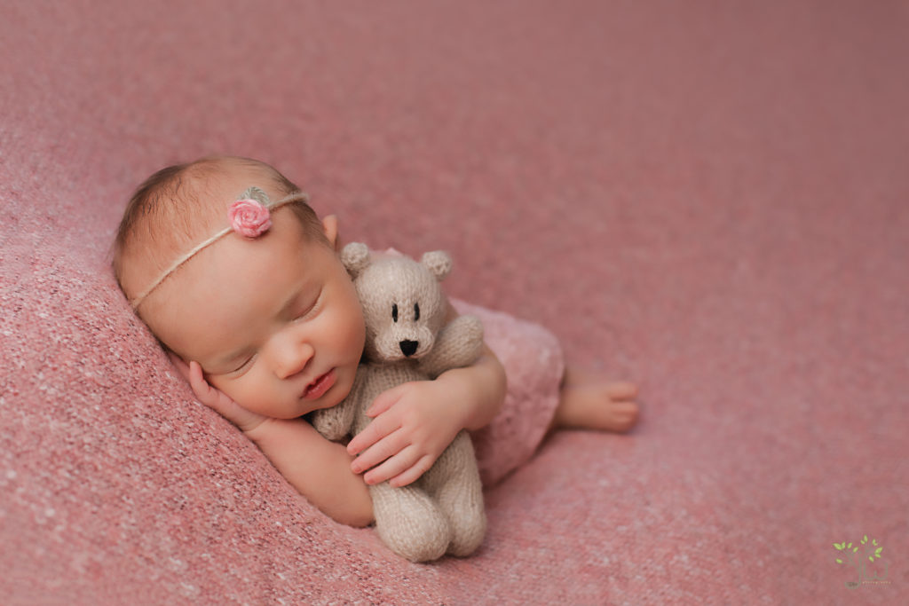Best Tacoma newborn photographer.